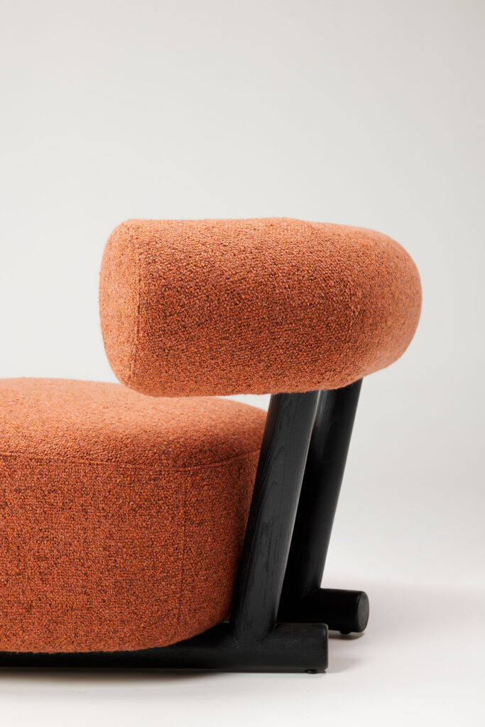 core_chair_10 부드럽게 뻗은 원통형 등받이와 쿠션이 조화로운 체어