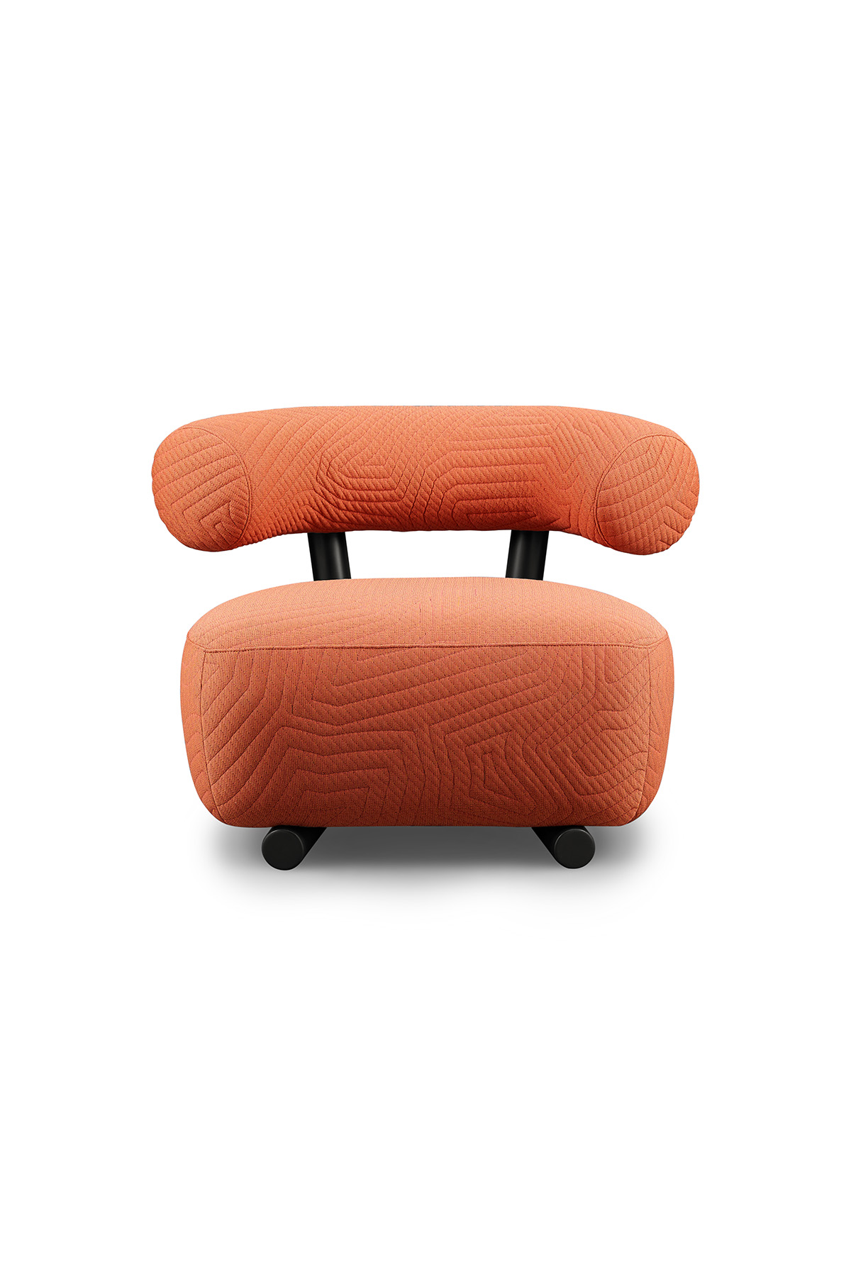 부드럽게 뻗은 원통형 등받이와 쿠션이 조화로운 체어