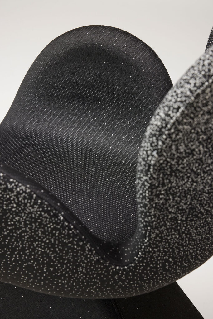 cosmic_dining_06 공간을 감싸 안는 듯한 감각적 디자인 체어