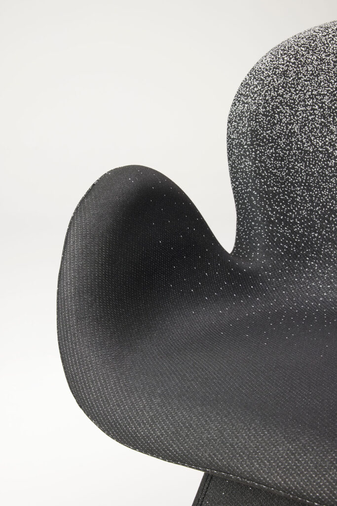 cosmic_dining_10 공간을 감싸 안는 듯한 감각적 디자인 체어