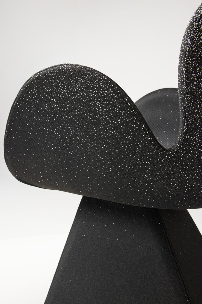 cosmic_dining_12 공간을 감싸 안는 듯한 감각적 디자인 체어