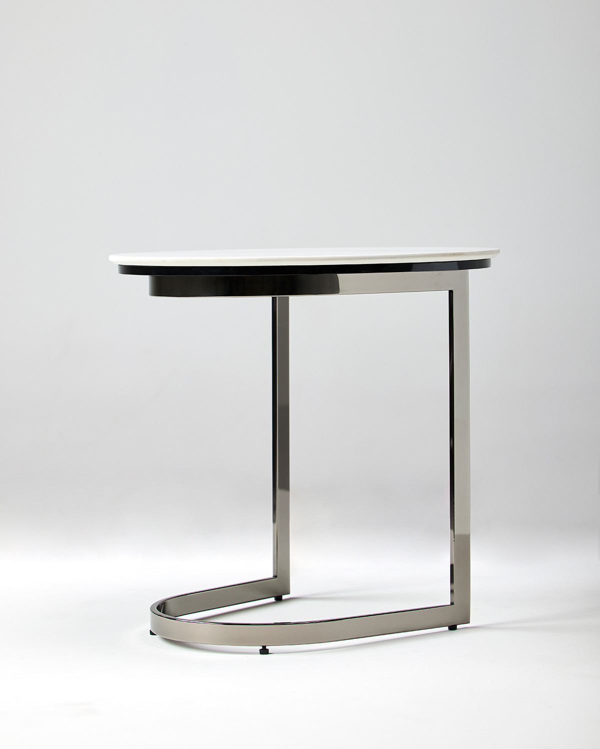 리듬을 만들어내는 ㄷ 형태의 유연한 프레임 테이블