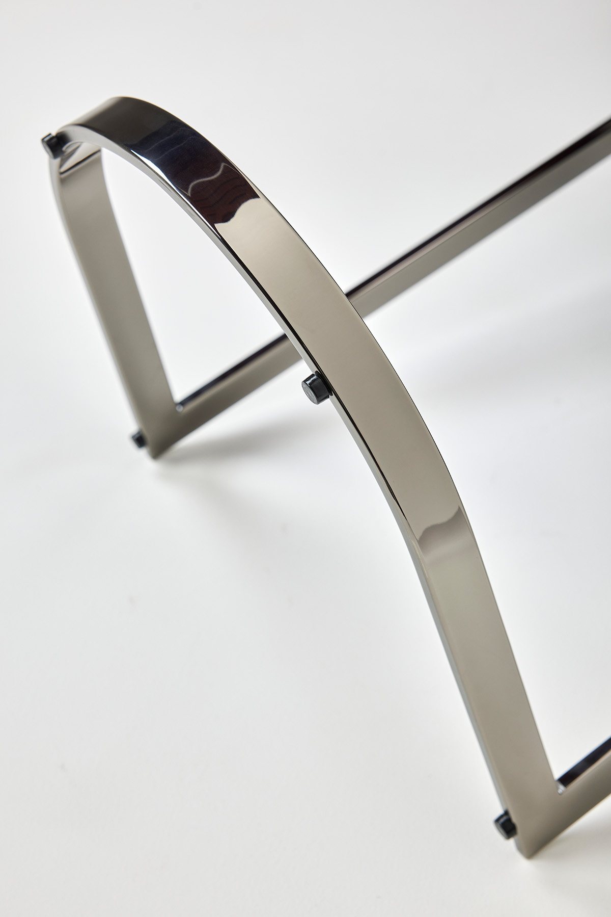 리듬을 만들어내는 ㄷ 형태의 유연한 프레임 테이블