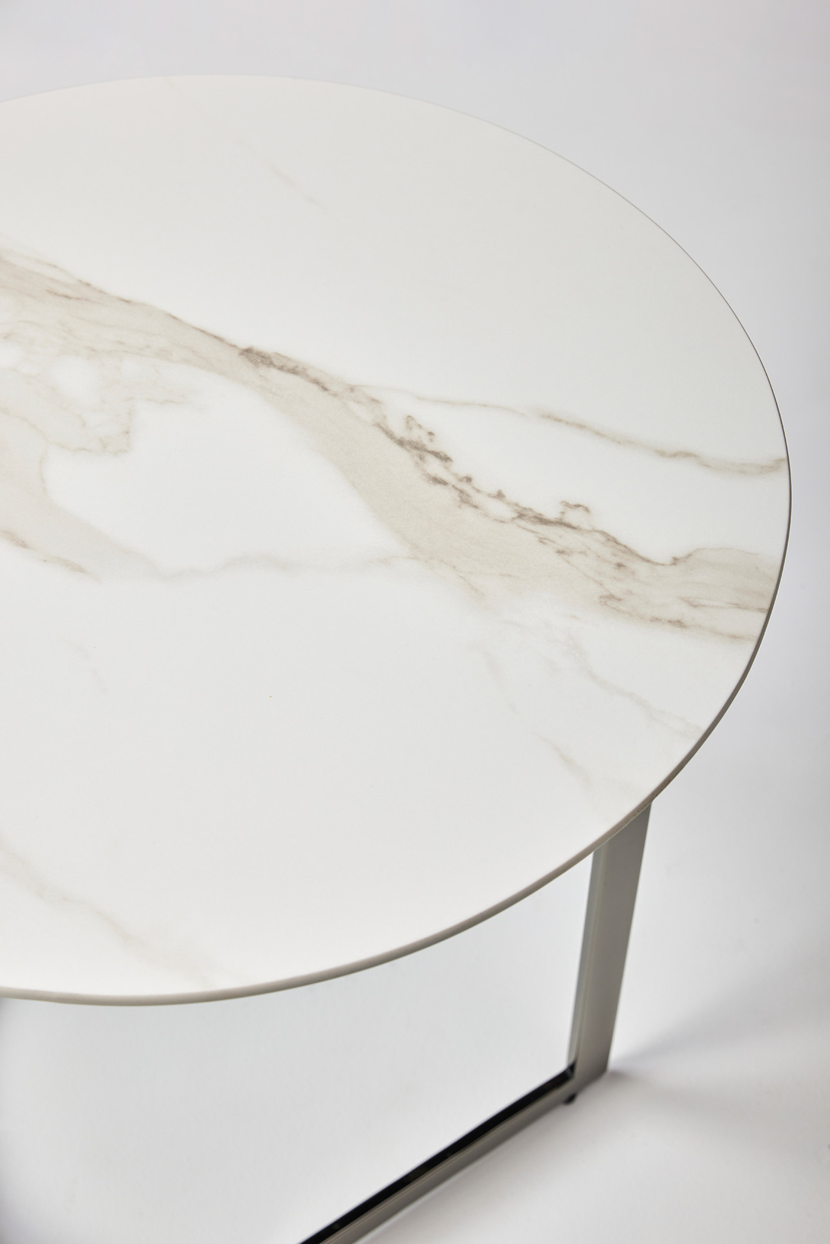 리듬을 만들어내는 ㄷ 형태의 유연한 프레임 테이블