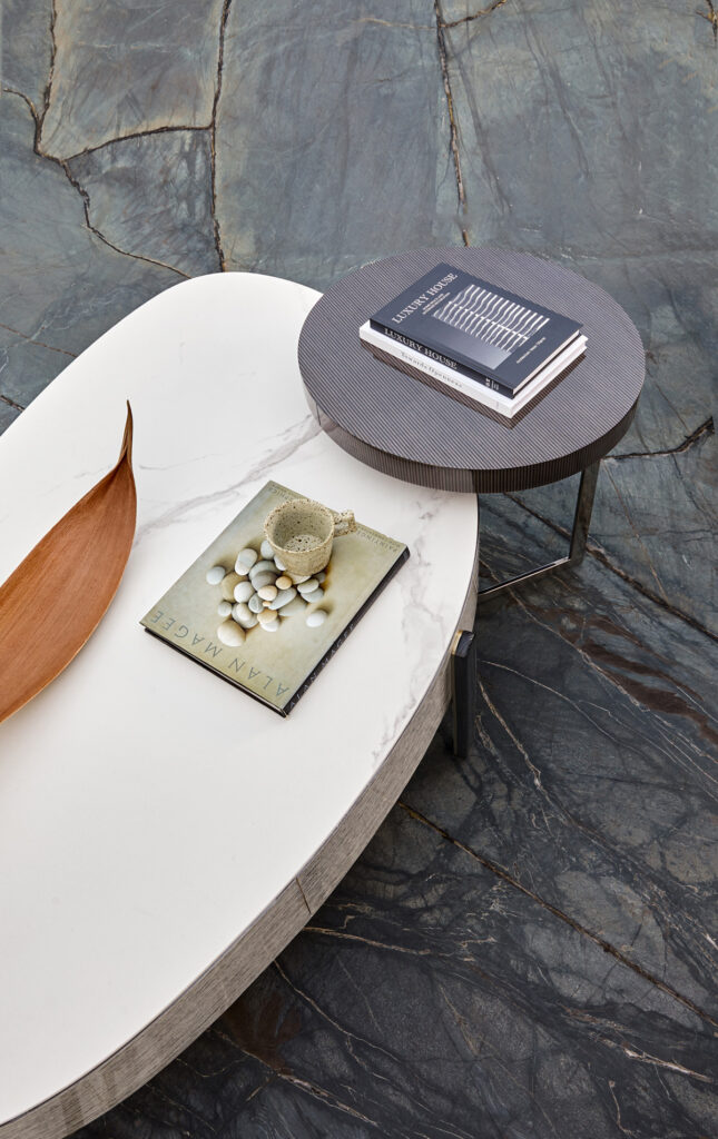 curl_table_12 리듬을 만들어내는 ㄷ 형태의 유연한 프레임 테이블