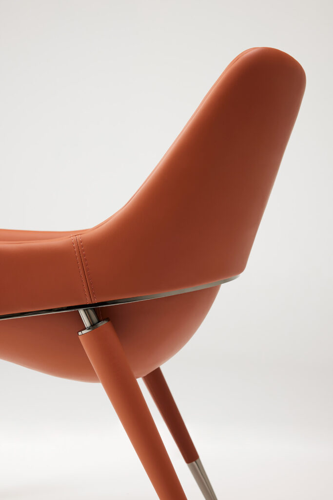 curve_chair_08 자연스럽게 흐르는 곡선이 몸을 감싸는 체어