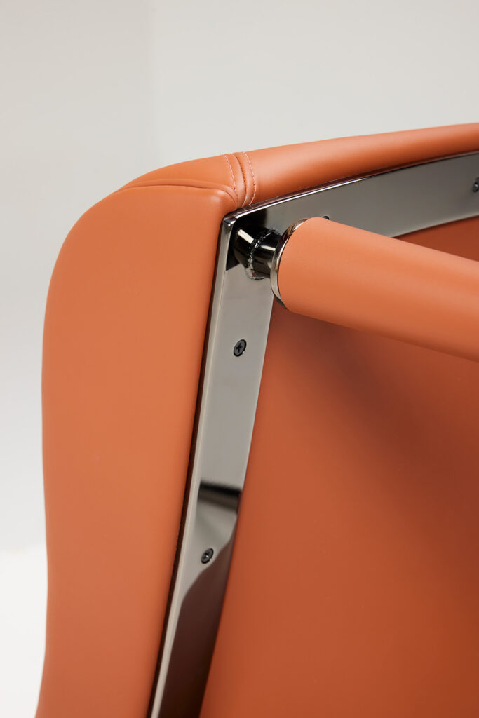 curve_chair_11 자연스럽게 흐르는 곡선이 몸을 감싸는 체어