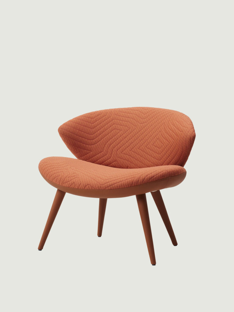 detail_vella_09 등을 감싸는 두 줄의 포근한 밴드 라인 체어