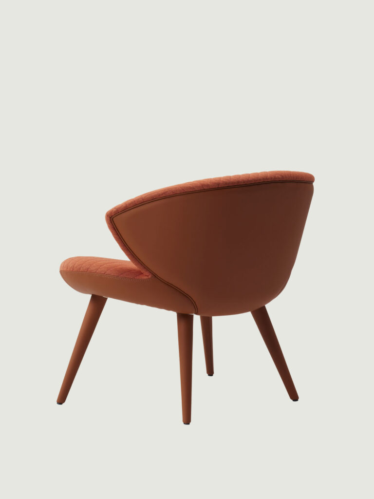 detail_vella_11 등을 감싸는 두 줄의 포근한 밴드 라인 체어