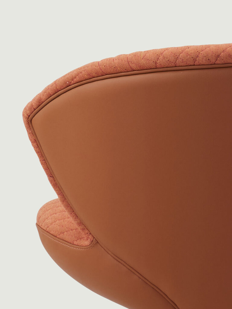 detail_vella_13 등을 감싸는 두 줄의 포근한 밴드 라인 체어