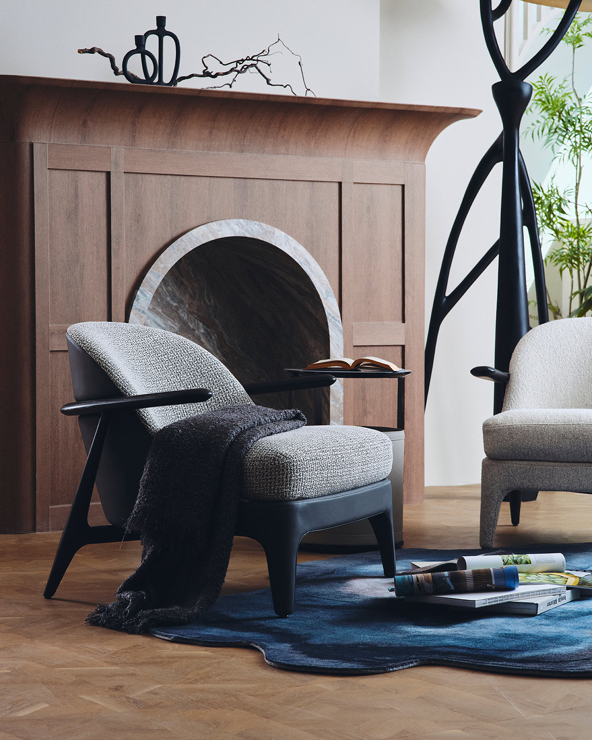 견고한 원목 프레임과 부드러운 패브릭이 조화로운 라운지체어