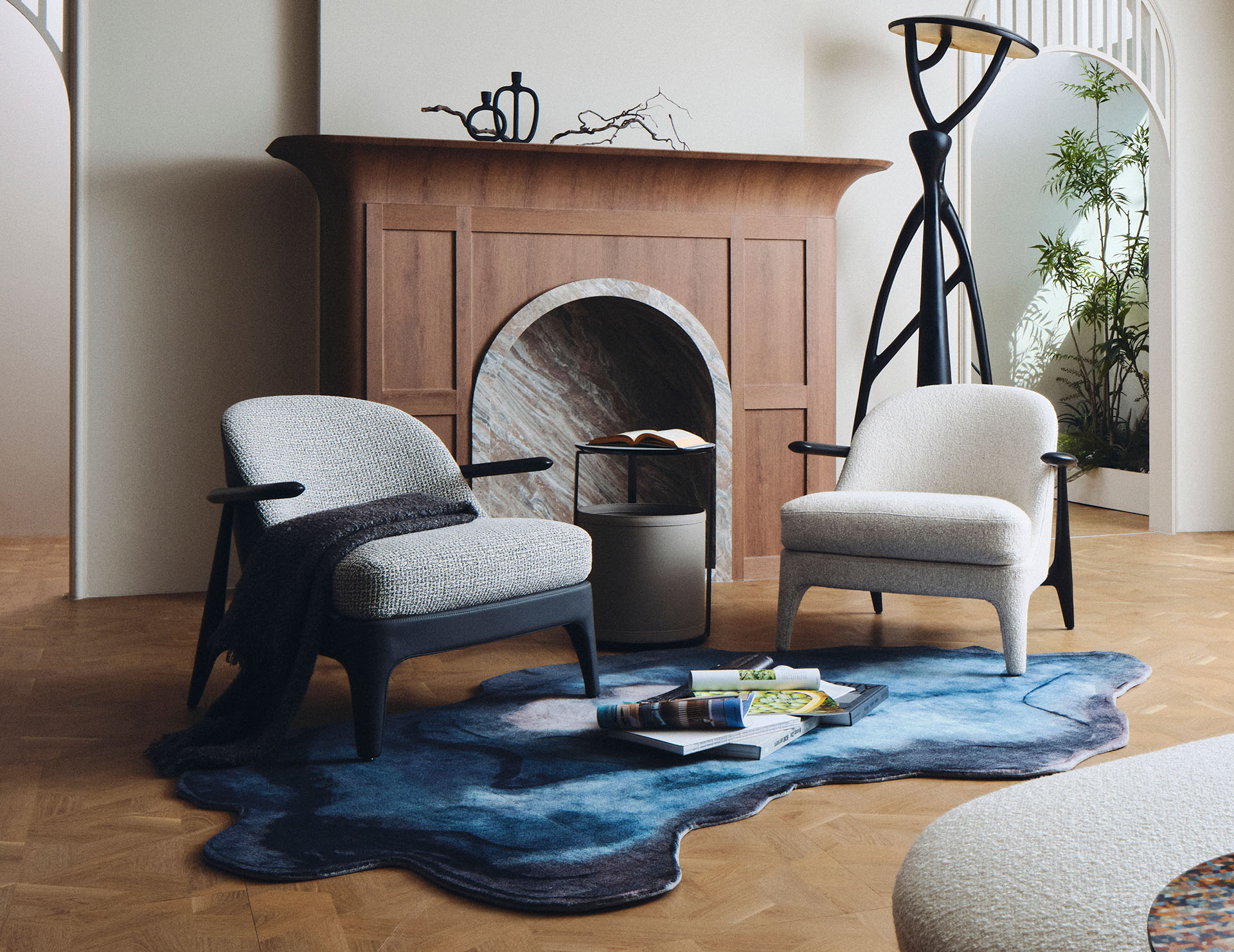 견고한 원목 프레임과 부드러운 패브릭이 조화로운 라운지체어