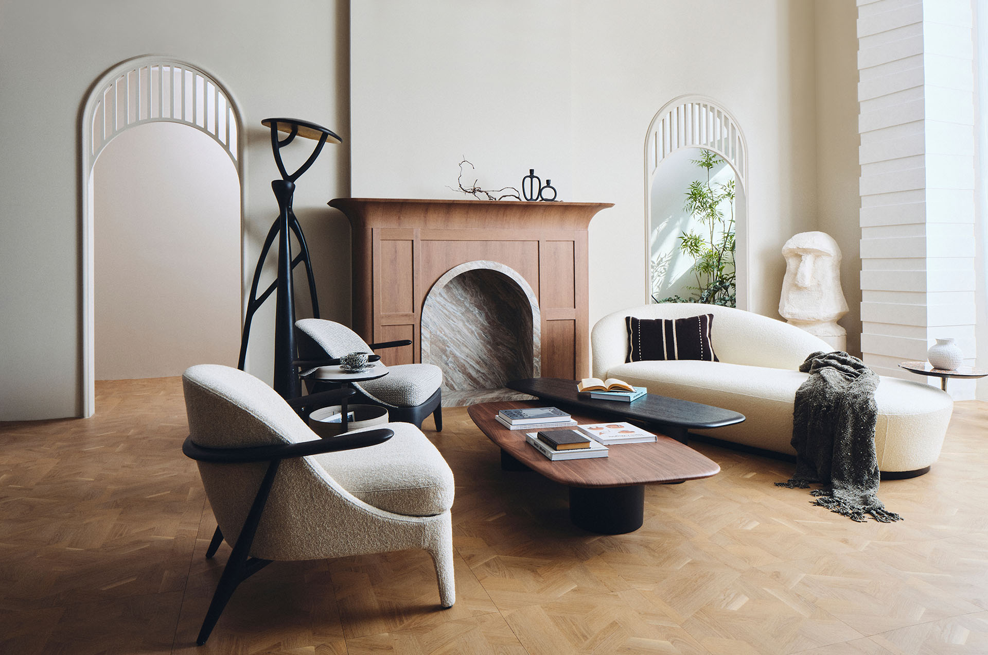 견고한 원목 프레임과 부드러운 패브릭이 조화로운 라운지체어