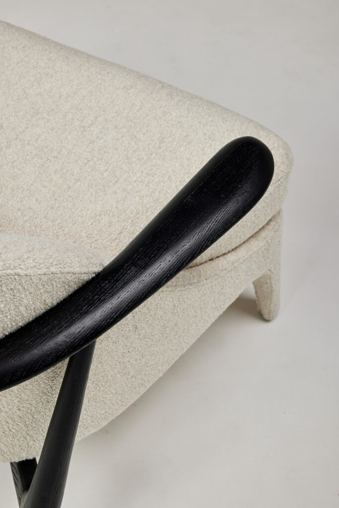 dorothy_12 견고한 원목 프레임과 부드러운 패브릭이 조화로운 라운지체어