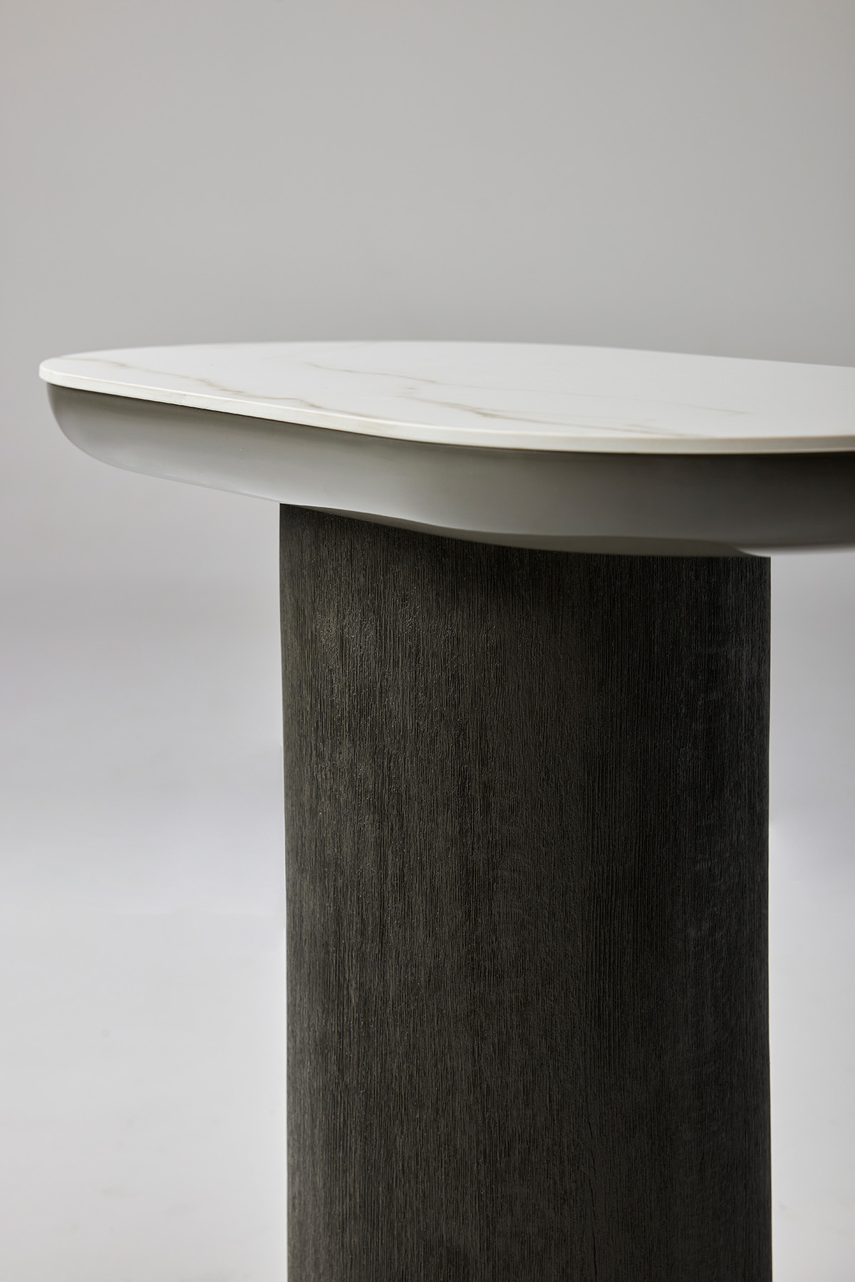 안정적인 원기둥형 베이스 테이블