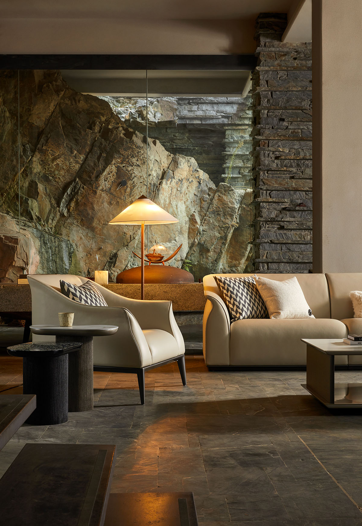 안정적인 원기둥형 베이스 테이블