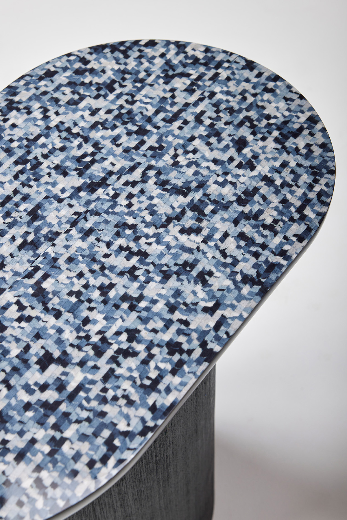 부드러운 타원형 상판 디자인 테이블