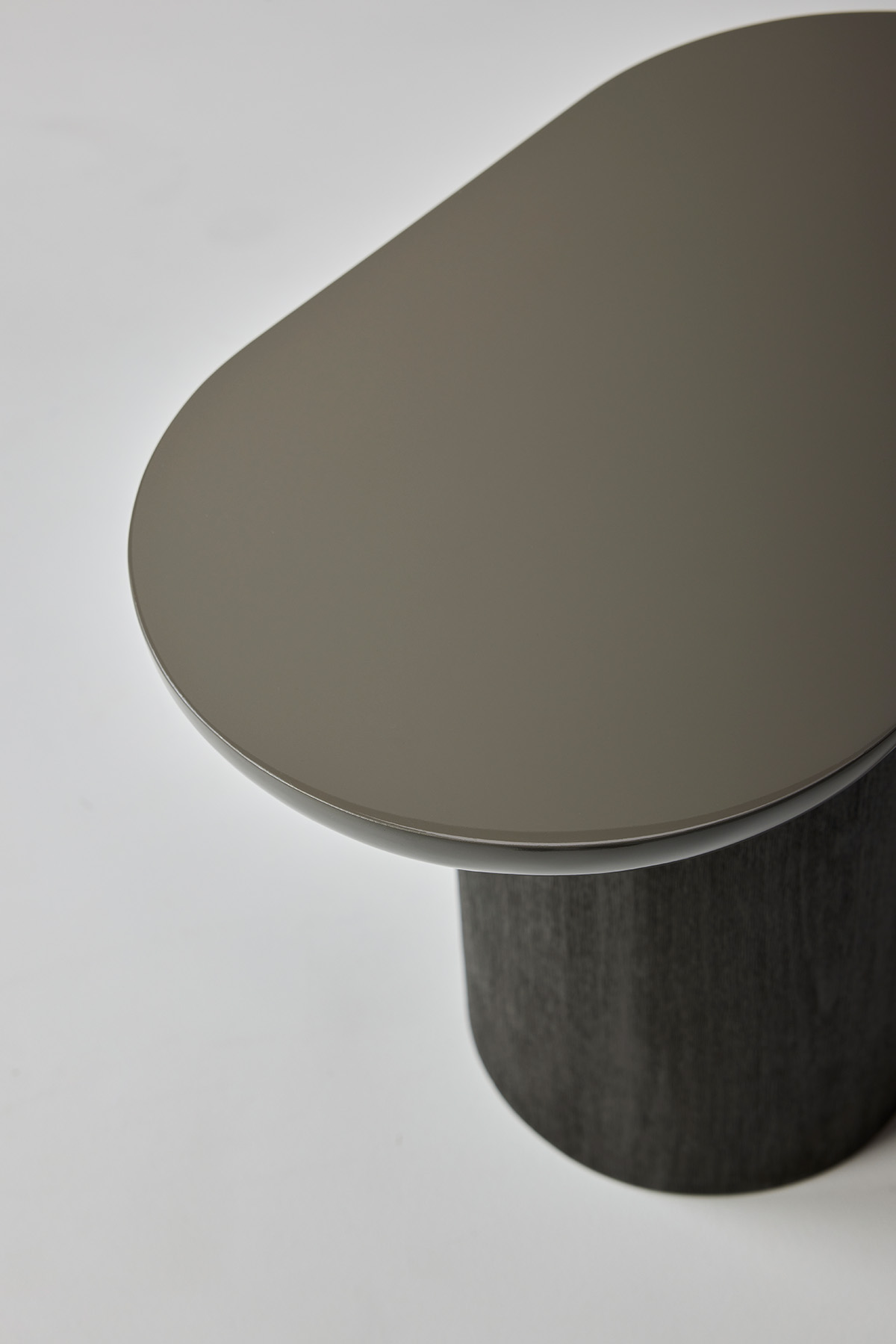 부드러운 타원형 상판 디자인 테이블