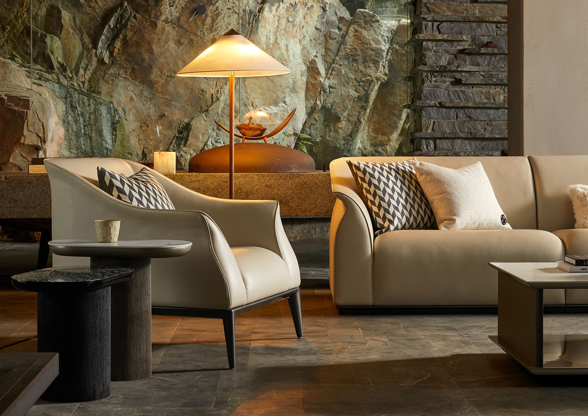 부드러운 타원형 상판 디자인 테이블