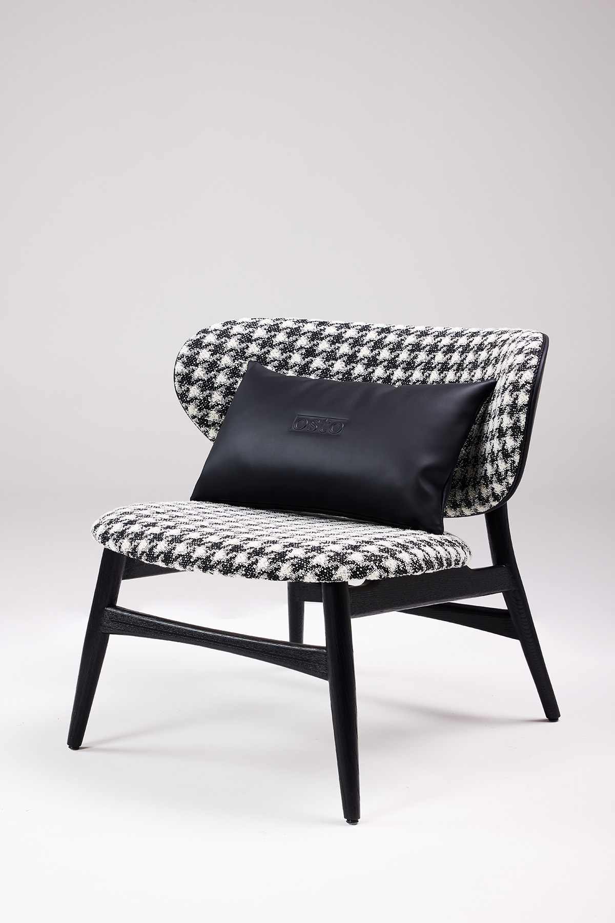 두 팔 벌려 따뜻하게 안아주는 듯한 허그 디자인 체어