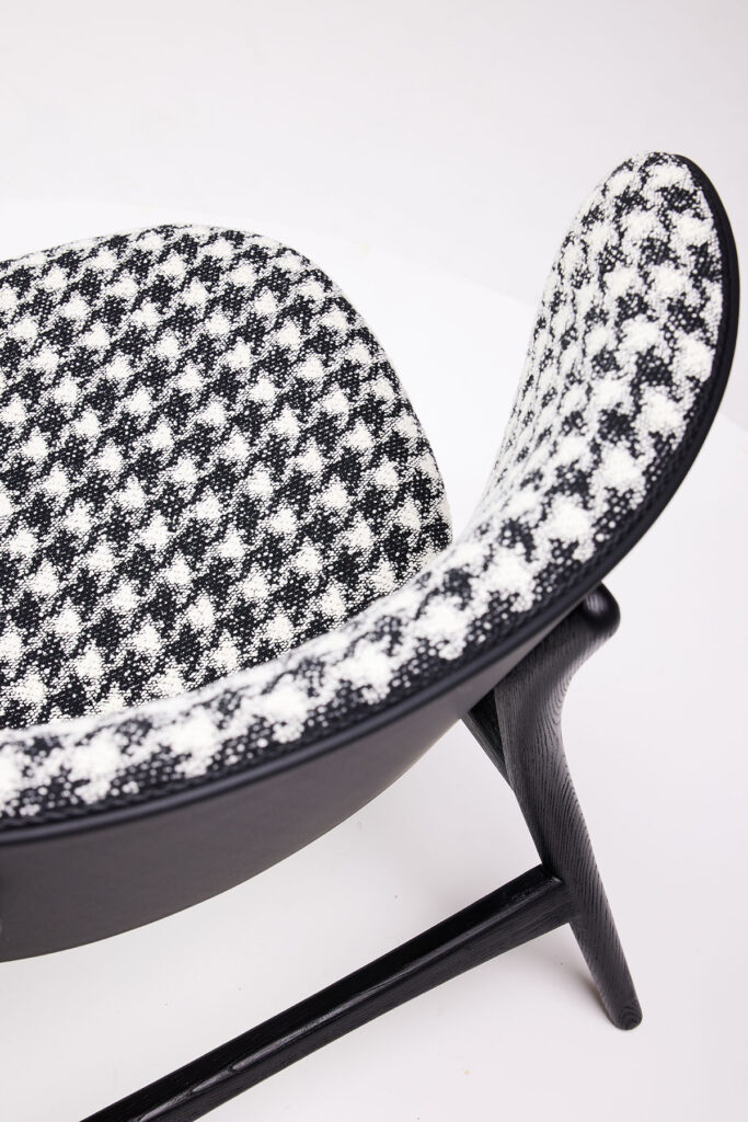 embrace_04 두 팔 벌려 따뜻하게 안아주는 듯한 허그 디자인 체어