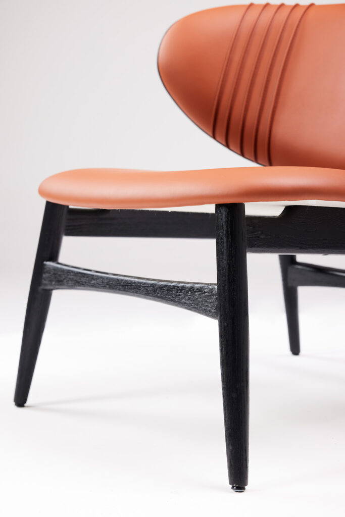 embrace_10 두 팔 벌려 따뜻하게 안아주는 듯한 허그 디자인 체어