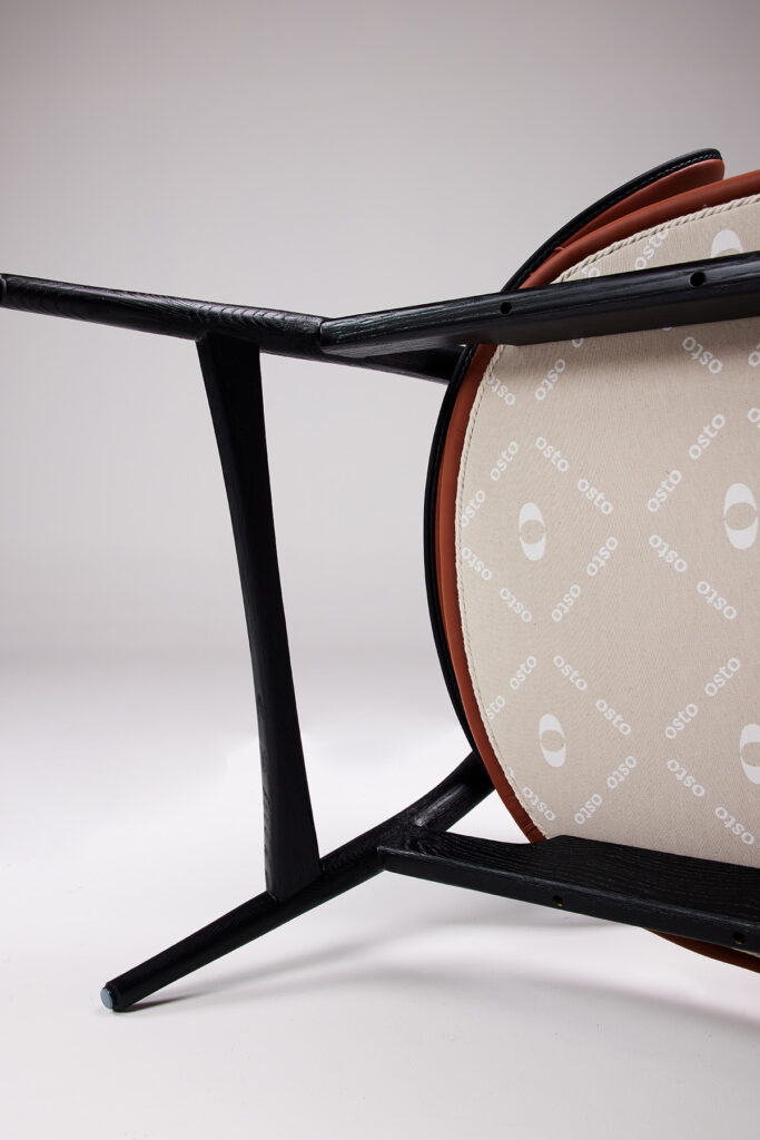 embrace_11 두 팔 벌려 따뜻하게 안아주는 듯한 허그 디자인 체어