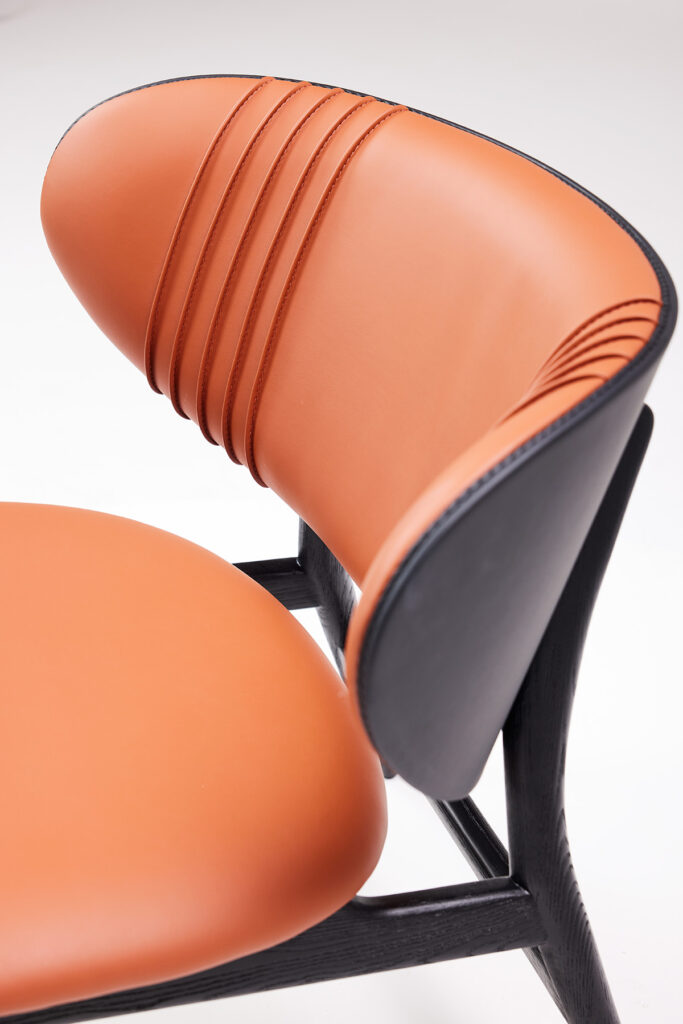 embrace_12 두 팔 벌려 따뜻하게 안아주는 듯한 허그 디자인 체어