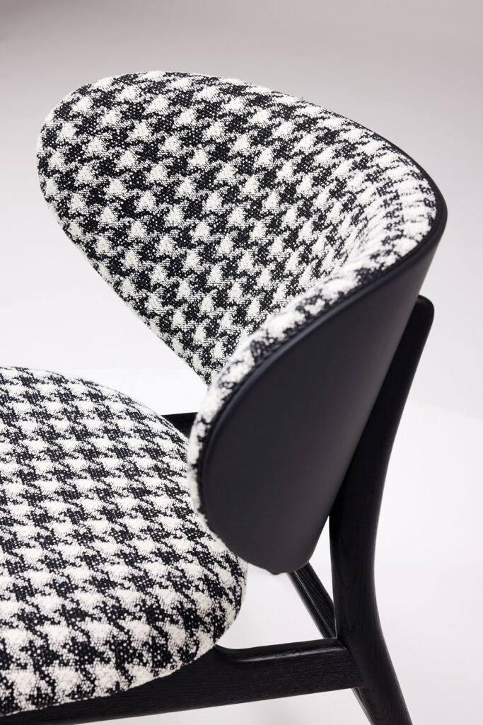 embrace_13 두 팔 벌려 따뜻하게 안아주는 듯한 허그 디자인 체어