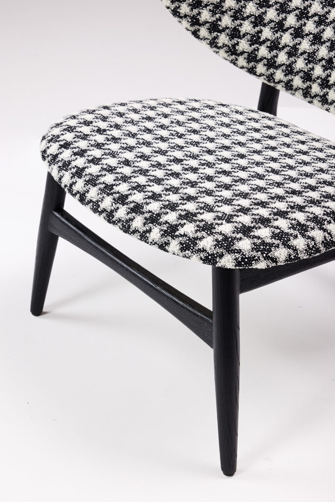 embrace_14 두 팔 벌려 따뜻하게 안아주는 듯한 허그 디자인 체어