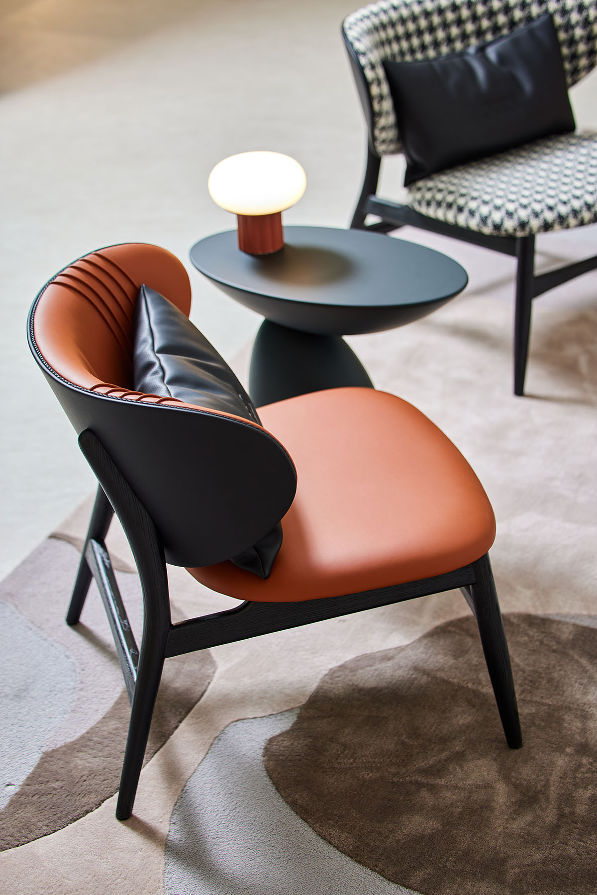 두 팔 벌려 따뜻하게 안아주는 듯한 허그 디자인 체어