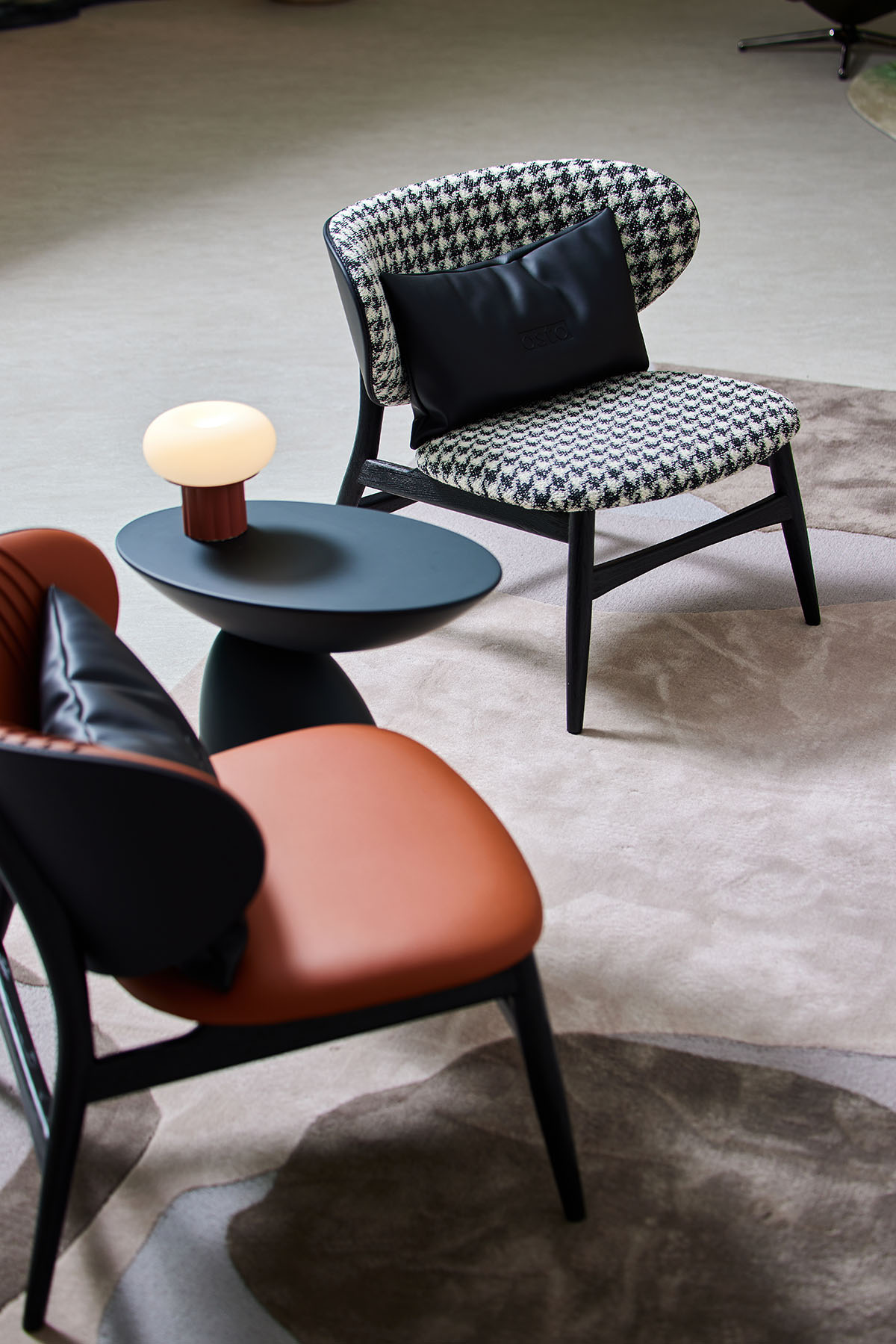 두 팔 벌려 따뜻하게 안아주는 듯한 허그 디자인 체어