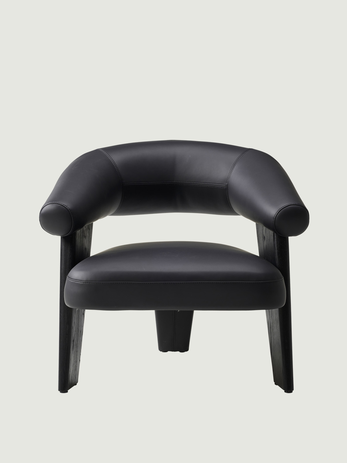 등받이와 팔걸이를 하나로 묶은 조형적 디자인 체어