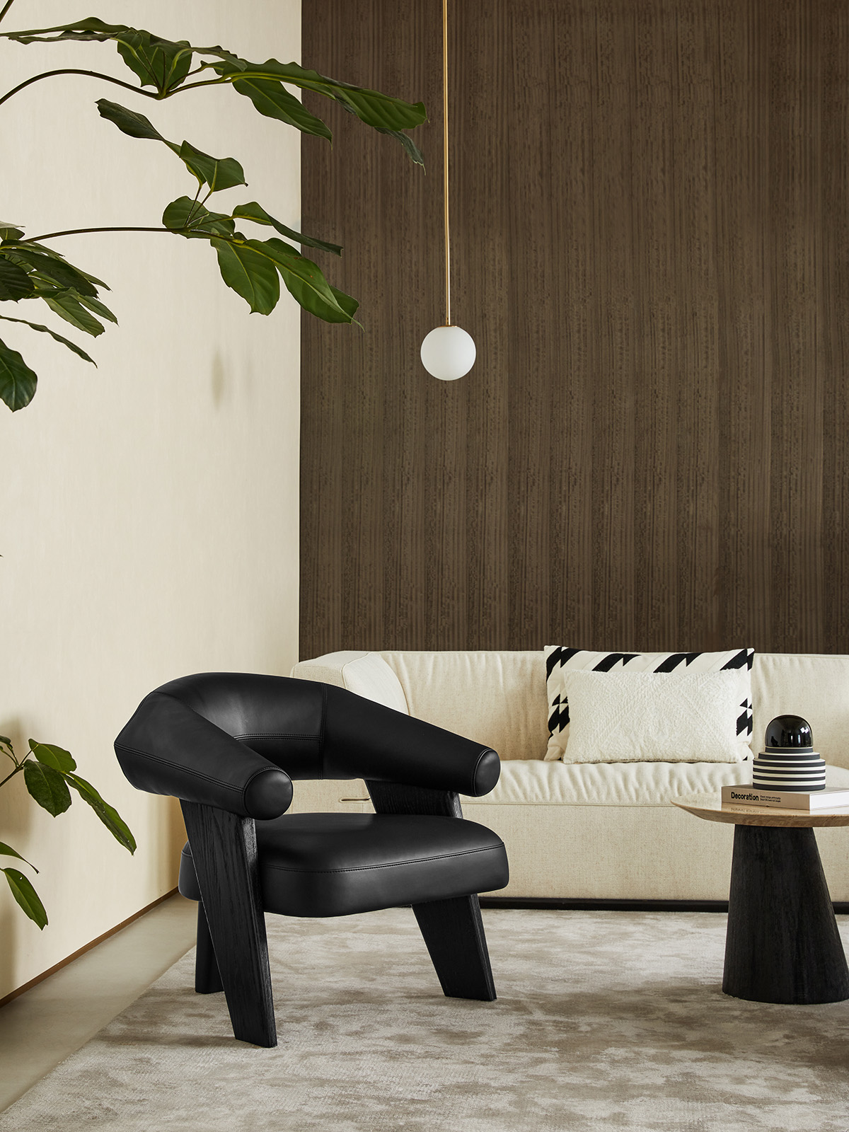 등받이와 팔걸이를 하나로 묶은 조형적 디자인 체어