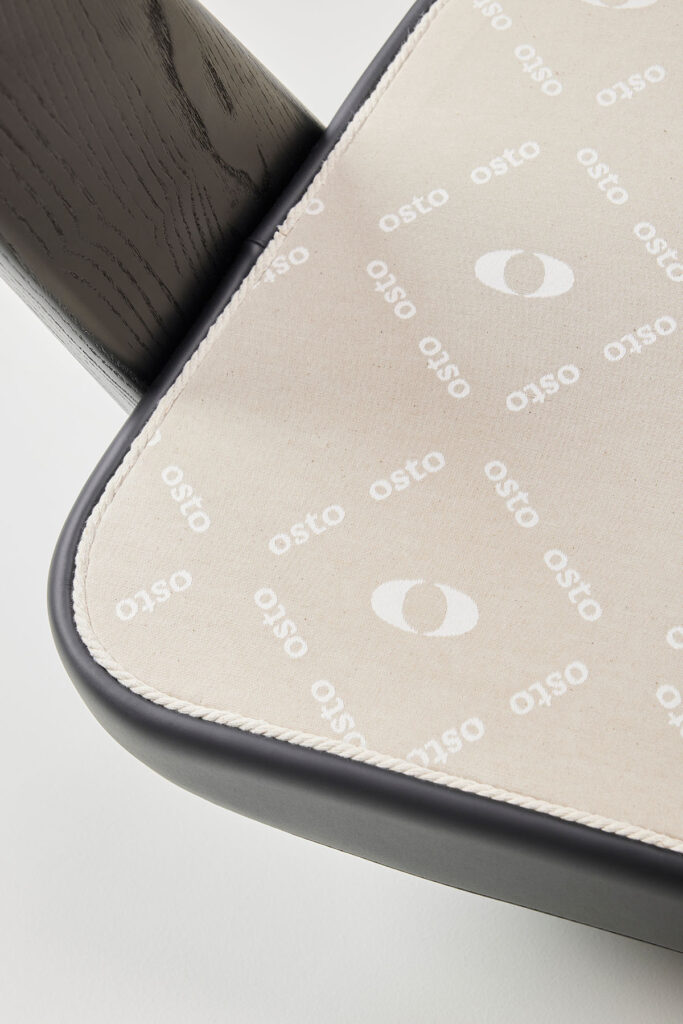 fly_chair_11 등받이와 팔걸이를 하나로 묶은 조형적 디자인 체어