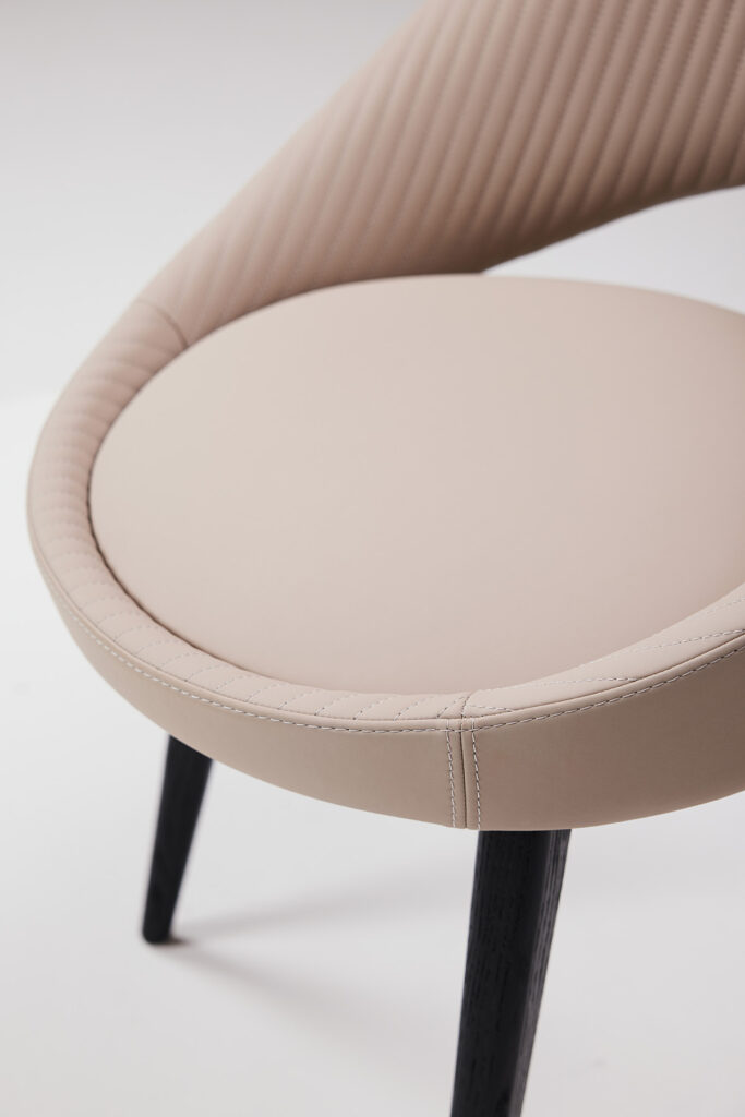 grace_chair_09 몸을 부드럽게 감싸는 곡선형 등받이