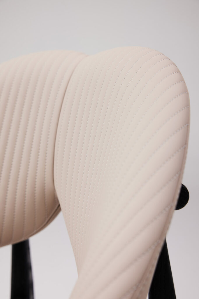 grace_chair_10 몸을 부드럽게 감싸는 곡선형 등받이