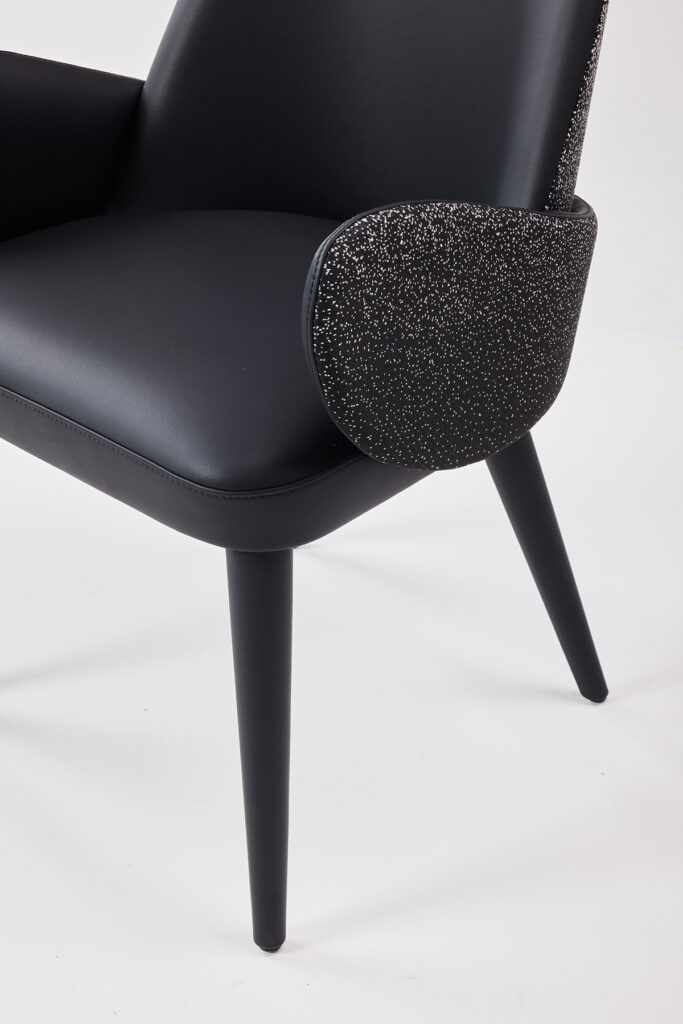 hug_chair_08 양팔을 펼쳐 등을 포근히 감싸는 듯한 모습