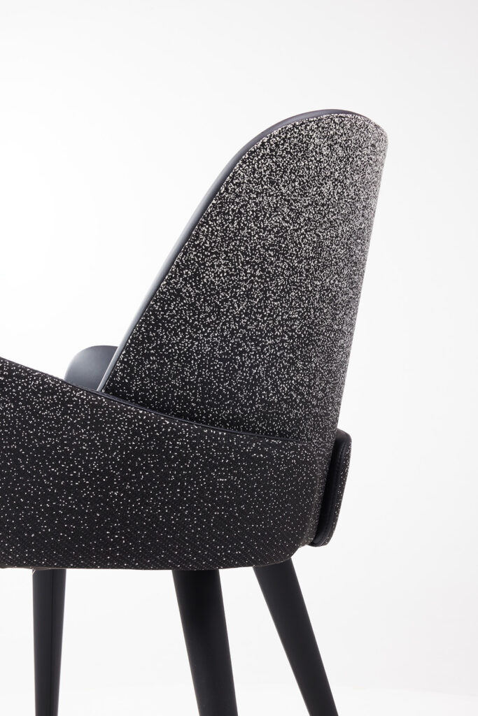 hug_chair_09 양팔을 펼쳐 등을 포근히 감싸는 듯한 모습