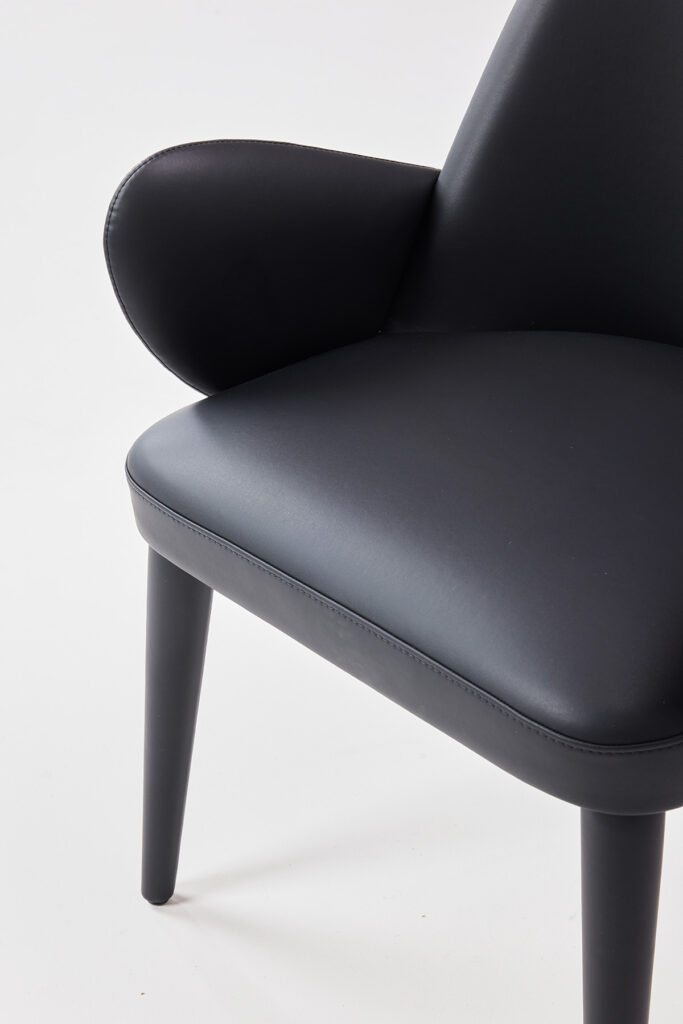 hug_chair_10 양팔을 펼쳐 등을 포근히 감싸는 듯한 모습