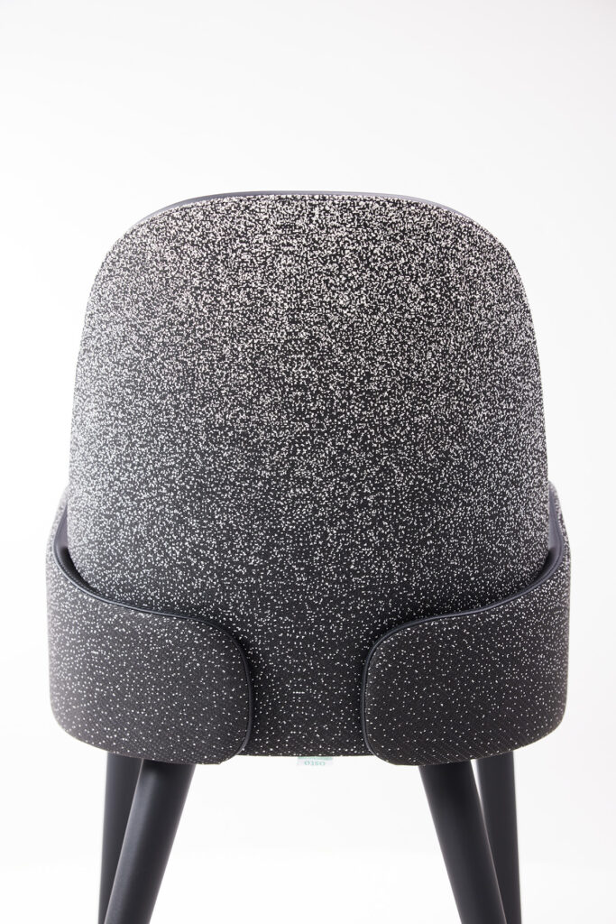 hug_chair_11 양팔을 펼쳐 등을 포근히 감싸는 듯한 모습