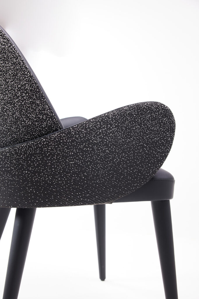 hug_chair_12 양팔을 펼쳐 등을 포근히 감싸는 듯한 모습