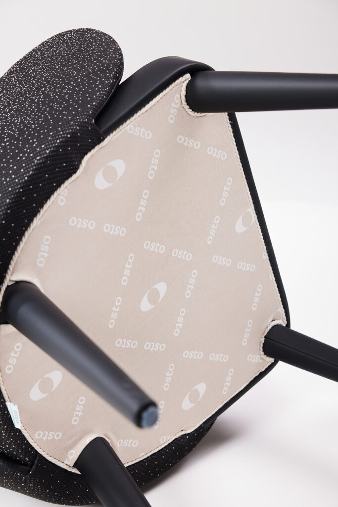 hug_chair_13 양팔을 펼쳐 등을 포근히 감싸는 듯한 모습