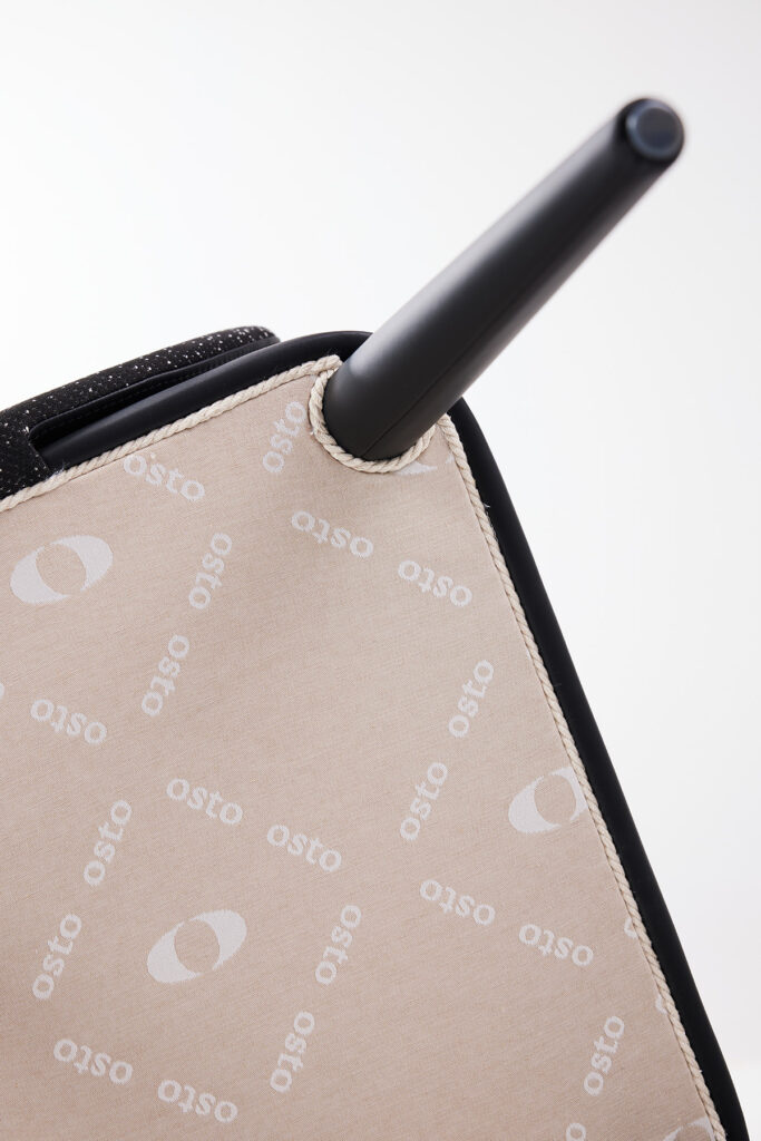 hug_chair_14 양팔을 펼쳐 등을 포근히 감싸는 듯한 모습