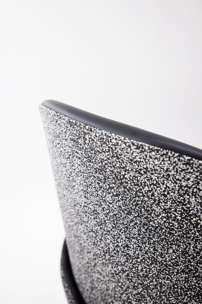 hug_chair_15 양팔을 펼쳐 등을 포근히 감싸는 듯한 모습