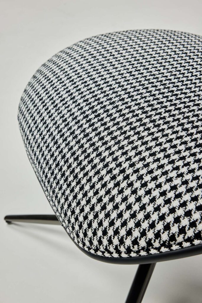 louise_15 우아한 곡선 실루엣과 격자 패브릭, 고급스러운 마감의 체어