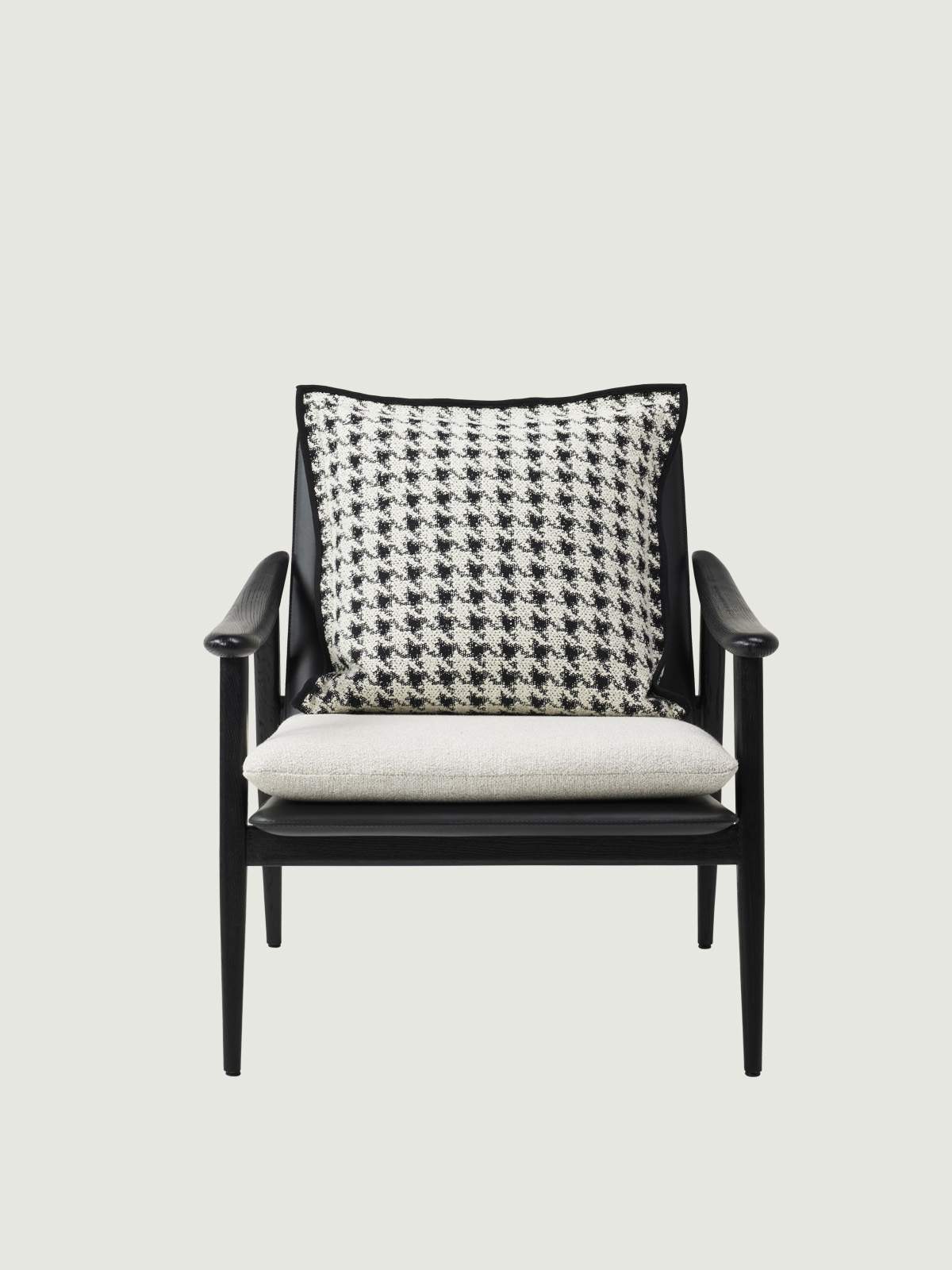 등받이와 좌판이 자연스럽게 연결된 일체형 구조 체어