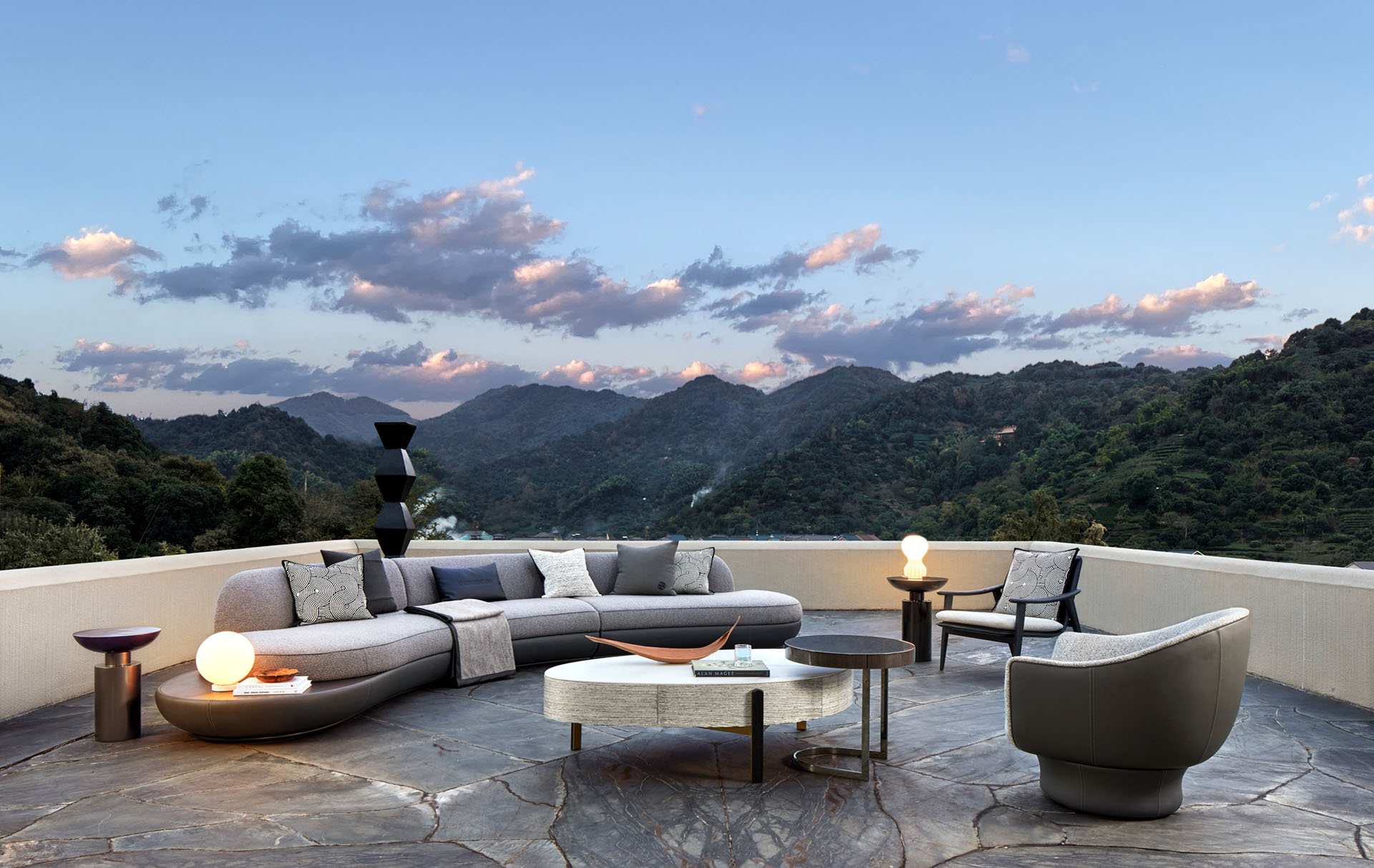 등받이와 좌판이 자연스럽게 연결된 일체형 구조 체어