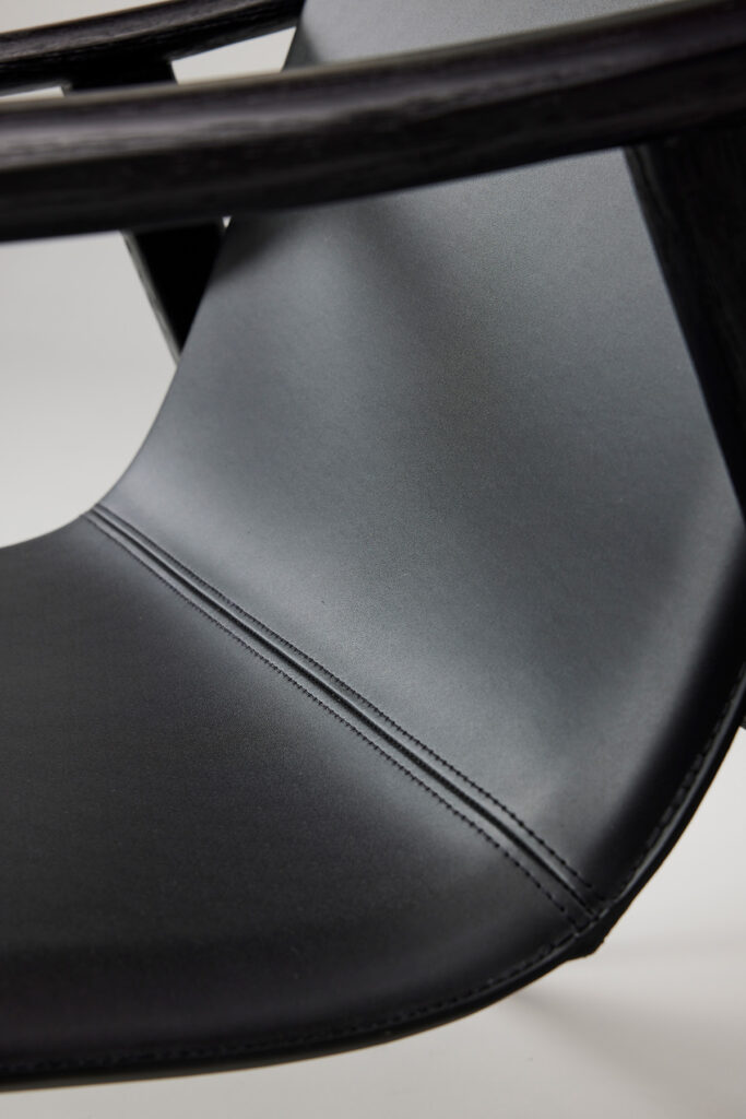 onyx chair_08 등받이와 좌판이 자연스럽게 연결된 일체형 구조 체어