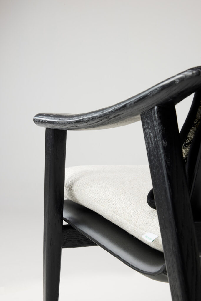 onyx chair_09 등받이와 좌판이 자연스럽게 연결된 일체형 구조 체어